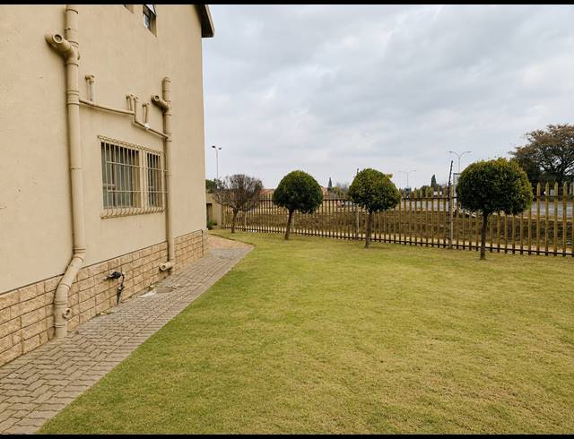 2 BEDROOM APARTMENT FOR SALE IN VANDERBIJLPARK SE 6